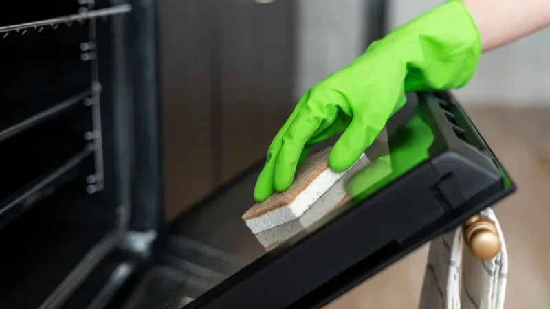 Πώς να κάνεις τον φούρνο σου να γυαλίζει χωρίς χημικά – DIY με μαγειρική σόδα & ξύδι