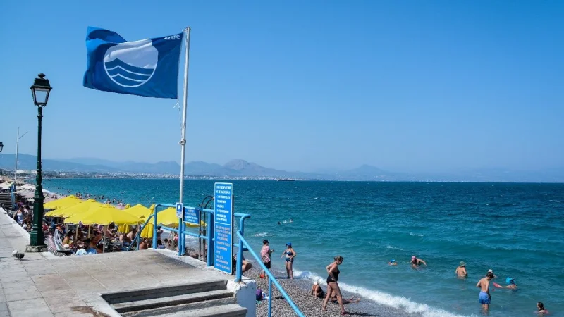 Γαλάζιες σημαίες 2025: Οι βραβευμένες ακτές στην Ελλάδα – Ο νομός που έσπασε τα κοντέρ