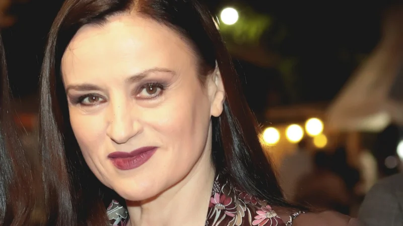 Καρυοφυλλιά Καραμπέτη: Αν μια γυναίκα υπάρξει με έναν νεότερο άντρα, γίνεται ξαφνικά αντικείμενο κουτσομπολιού