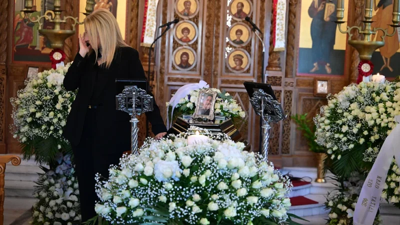 Έφτασε η σορός του Νίκου Γαλανού στο Κοιμητήριο Παπάγου – Το τελευταίο «αντίο» στον ηθοποιό