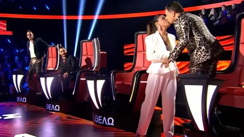 The Voice: Το απρόσμενο φιλί Παπαρίζου – Μαζωνάκη που άφησε άφωνο το πλατό