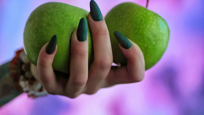 Αυτά είναι τα χρώματα που θα κυριαρχήσουν στο μανικιούρ το φθινόπωρο 2025