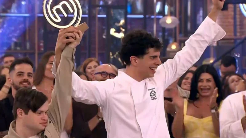 MasterChef: Ο Νέστορας είναι ο νικητής του ριάλιτι μαγειρικής και πήρε τα 100.000 ευρώ