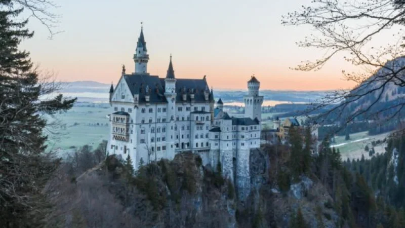 Τα αληθινά κάστρα που ενέπνευσαν 6 κλασσικές ταινίες της Disney