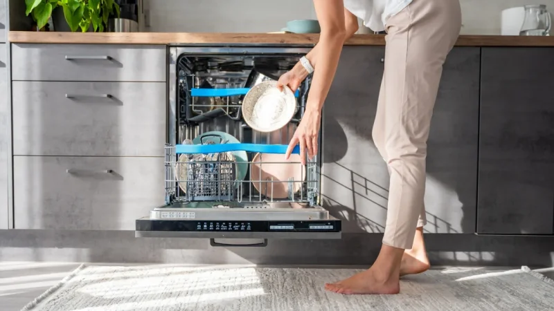 8 αντικείμενα που δεν πρέπει ποτέ να βάλεις στο πλυντήριο πιάτων