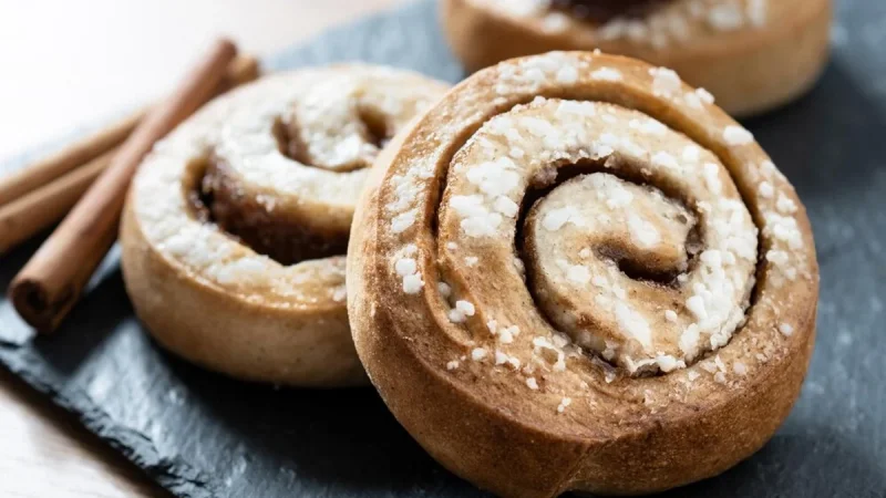 Συνταγή: Ρολάκια κανέλας με απλή ζύμη 2 συστατικών. Έτοιμα σε 15 λεπτά