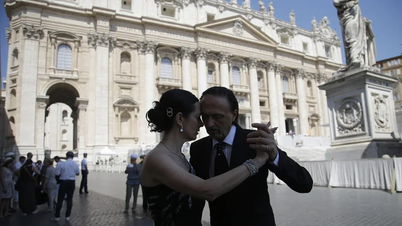 Η συμβουλή του Πάπα Φραγκίσκου προς τα νέα ζευγάρια σε αδημοσίευτο κείμενό του: «Αγαπηθείτε όπως στο τανγκό»