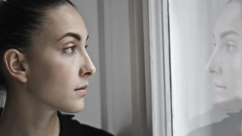 Εφτά πράγματα που κάνετε ασυναίσθητα και πιθανότατα ενισχύουν το αίσθημα της μοναξιάς