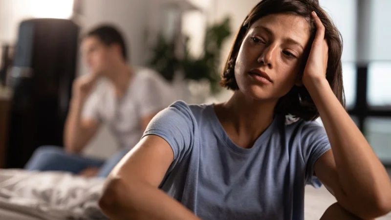 Εφτά σημάδια ότι κάποιος είναι δυστυχισμένος, αλλά προσποιείται ότι όλα είναι καλά