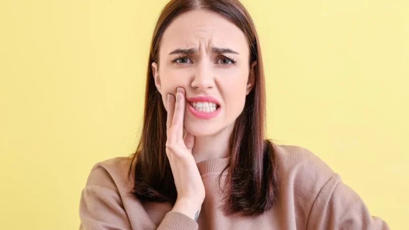 Βρουξισμός: Πότε το τρίξιμο των δοντιών μπορεί να κρύβει υπνική άπνοια