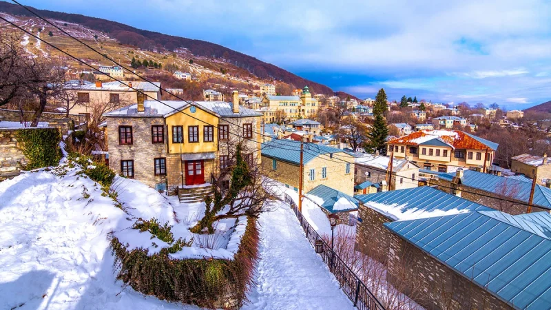 Το ελληνικό χωριό που μοιάζει με σκηνικό από παραμύθι: Γιατί το Νυμφαίο είναι ο απόλυτος προορισμός για τον Ιανουάριο