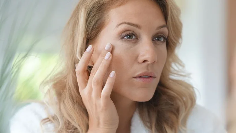 Πώς να μειώσεις τις βαθιές ρυτίδες μετά τα 50: Συμβουλές για πιο νεανική επιδερμίδα