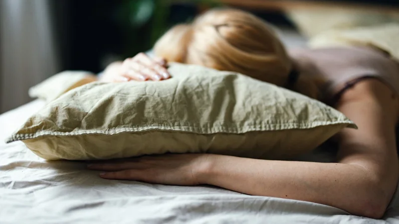 Όταν ο ύπνος αφήνει σημάδια: Τι είναι οι ρυτίδες ύπνου και πώς θα τις αποφύγεις