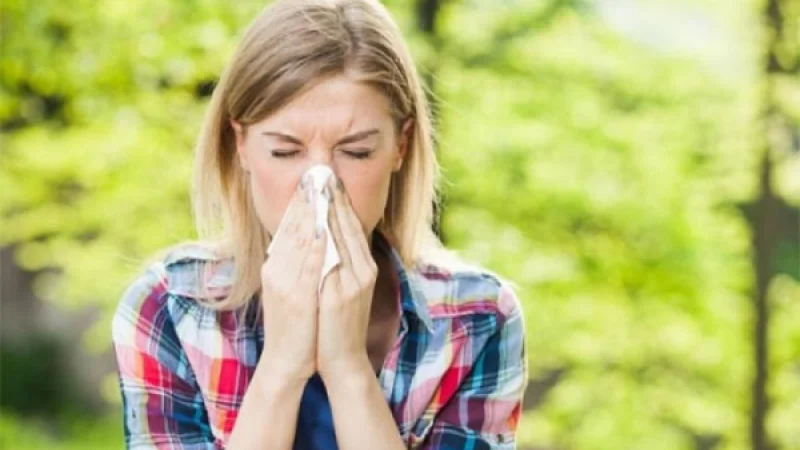 Πώς να μειώσετε τις αλλεργίες που σας πιάνουν σε εσωτερικούς χώρους