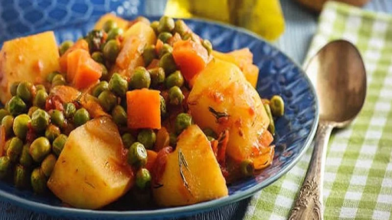 Αρακάς κοκκινιστός με πατάτες