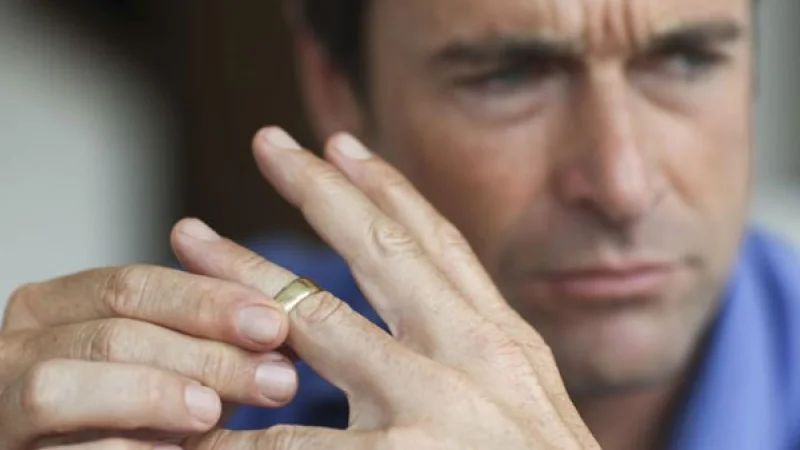 Τρεις λόγοι για τους οποίους ένας άνδρας δεν φοράει τη βέρα του