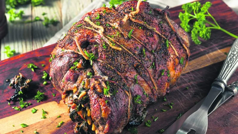 Κρεατόπιτα με σουβλιστό αρνί: Η ιδανική συνταγή για το κρέας που περίσσεψε στο πασχαλινό τραπέζι