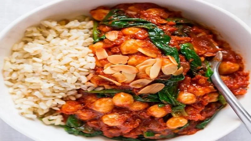Κοκκινιστό της κατσαρόλας με ρεβίθια και σπανάκι