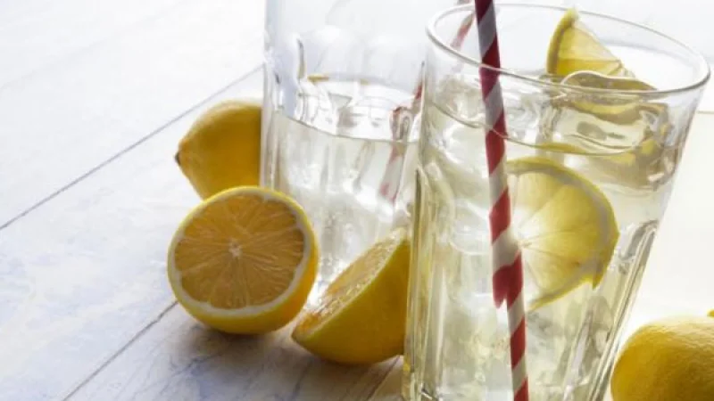 Νερό με λεμόνι: Γιατρός του Χάρβαρντ αποκαλύπτει 8 στοιχεία που ίσως δεν γνωρίζατε – Τα οφέλη για την υγεία