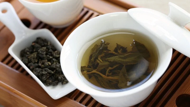 Πράσινο τσάι: Ο γιατρός που εκπαιδεύτηκε στο Harvard προειδοποιεί – 7 συνηθισμένες συνήθειες που επιβαρύνουν έντερο και ήπαρ