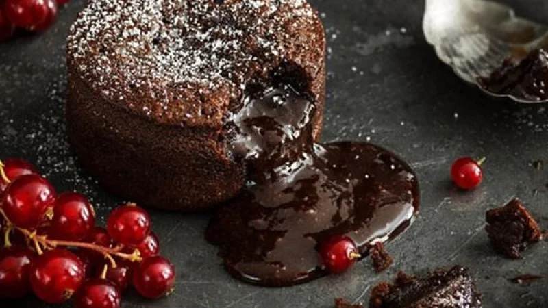 Υγρό σουφλέ σοκολάτας με φρέσκα κράνμπερι!