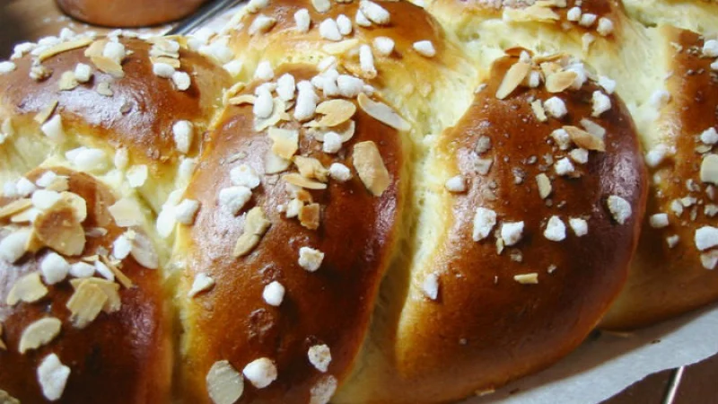 Μεγάλη Πέμπτη: Γιατί πλάθουμε τα τσουρέκια πλεξούδα; Συνταγή